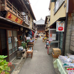 Matsumoto Nakamisetei - 店舗前の通り　奥の左側が店舗です。