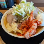 ラーメン盛 - 味噌ラーメン（卓上キムチ＆茹で卵装着後）