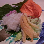 くろぎ - 初鱧のたたき　鱧の骨煎餅　鬼灯の中に玉子と梅肉と胡麻