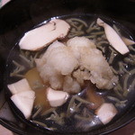 くろぎ - 揚げ鱧のお椀　鱧の骨の出汁　サマー松茸　ジュンサイとズッキーニ