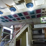 山形屋 - 不自然に派手な色合いの天井