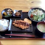 森のハンバーグ工房 ゆみさんち - 【日替りランチ 600円(税込)】これに食後のコーヒー＆デザートまで付いてきます！