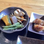 森のハンバーグ工房 ゆみさんち - 【日替りランチ 600円(税込)】煮物と砂ズリ揚げの甘辛絡め