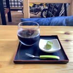 森のハンバーグ工房 ゆみさんち - 【日替りランチ 600円(税込)】食後のアイスコーヒーとデザート(抹茶わらびもち)