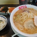 宝介 - 味噌豚骨らーめんコッテリ850円+ライスキムチ食べ放題130円=980円