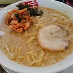 宝介 - これこそ宝介の醍醐味、キムチ投入です。辛いので入れ過ぎ注意w