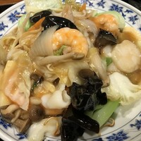 横浜中華街 重慶飯店 本館 - 追加でオーダーした海鮮かた焼きそば。素材の下処理の丁寧さに技術を感じます。