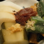 じき 宮ざわ - 漬物盛合せ　胡瓜、大根、オクラ、梅干し、切干