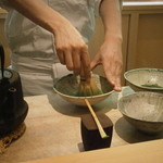 じき 宮ざわ - 店主の点てるお抹茶