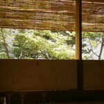 じき 宮ざわ - カウンターからは厨房越しに外が見える