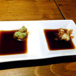 Izakaya Maeru - 「お造り盛」の醤油の小皿は２つに分けられていました