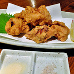 Izakaya Maeru - 知床地鶏の唐揚げ（藻塩とガーリックパウダーが添えられていました）