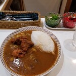 モンスナック - ビーフ・唐揚げカレー。