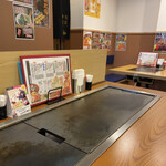 Okonomiyakioishimbo - カウンター席の鉄板♪