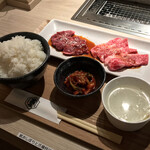 たれ焼肉、塩ホルモン。まるきん食堂 - 焼肉定食 キンニクヤ 渋谷並木橋店(東京都渋谷区渋谷)A5黒毛和牛セット〜生ハラミ&和牛中落ちカルビ定食(100g)890円