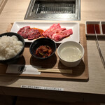 たれ焼肉、塩ホルモン。まるきん食堂 - 焼肉定食 キンニクヤ 渋谷並木橋店(東京都渋谷区渋谷)A5黒毛和牛セット〜生ハラミ&和牛中落ちカルビ定食(100g)890円