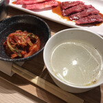 たれ焼肉、塩ホルモン。まるきん食堂 - 焼肉定食 キンニクヤ 渋谷並木橋店(東京都渋谷区渋谷)A5黒毛和牛セット〜生ハラミ&和牛中落ちカルビ定食(100g)