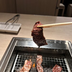 たれ焼肉、塩ホルモン。まるきん食堂 - 焼肉定食 キンニクヤ 渋谷並木橋店(東京都渋谷区渋谷)A5黒毛和牛セット〜生ハラミ&和牛中落ちカルビ定食(100g)