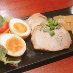 カフェ ド ラモ - チャーシューと味玉とパパイヤメンマ