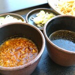 ゆで太郎 - 左側の蕎麦猪口には天玉を入れました。まずはお汁だけの蕎麦猪口で食べ始めます。二口目は刻み葱を入れていただきます。冷たくしまってて美味しいなぁ。エッジが立ってて食感が素晴らしい。うんうん美味しい。