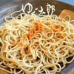 ゆで太郎 - ぐんぐん食べ進めてもうこれしかない。もう1度七味唐辛子をかけて一気に終盤。