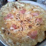 ランチのピザ、この日は「たっぷりキノコとベーコンのピザ」で。