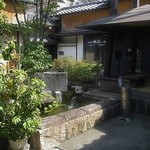 Gion Hitsuji Kafe - 楽宴小路内の池と四阿屋