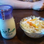 Masaya - 富良野オムカレーに付いてきたミニサラダとふらの牛乳
