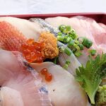 Bishoku Sakedokoro Mon - 本マグロと地魚のスーパー海鮮丼・テイクアウト ※刺身のアップ（美飾酒処 文）