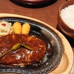 びっくりドンキー - ホットペッパーバーグステーキ 200g(税込￥844)、ライス(￥195)。
      熱々で食べたいならバーグステーキの方がいいかも？