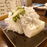 飲んべぇ食堂 らくだ屋 - しらすおろし乗せ冷奴