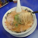 来来亭 - 麺のリフトアップ