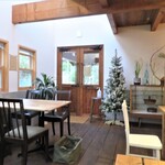 木のした料理店 - テーブル席とカウンター席