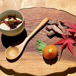 142605767 - 自家製豆腐(左側)と牛タンスルメ(右側)