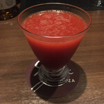バー ゴヤ - いちご（とちおとめ）のカクテル。真っ赤でびっくり！味わいは酸味のある苺の香り爽やかな感じ。ラムベースらしいけど、苺の味との融合がすごくて、一体感でお酒を感じさせない味だった。