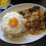 タイ屋台料理 ムエタイハウス - （'12/7）　日替わりランチ（タイ風鶏のしょうが焼　950円）