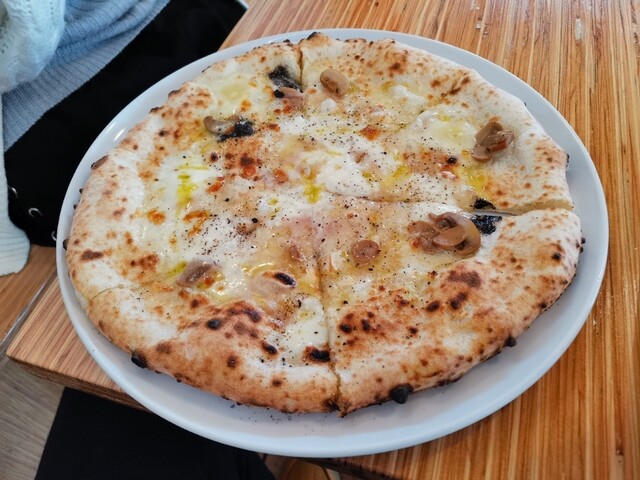 富良野チーズ工房 ピッツァ工房 フラノチーズコウボウ ピッツァコウボウ 富良野 ピザ 食べログ