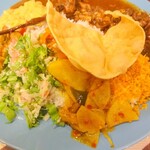 ロイヤルグリーン レストランアンドバー - スリランカスタイルチキンカレー(サンボル、ババダン他)