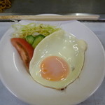 道 - 目玉焼き＆サラダ