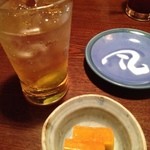 すし土風炉 - お通しと梅酒のソーダ割