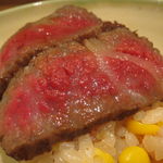 神保町 傳 - 宮崎牛のとも三角のローストの土鍋ご飯、新玉ねぎととうもろこしで2