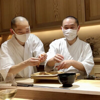 波濤 - 茹で上がりの海老を剥くお弟子さん