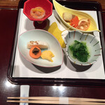 浅草むぎとろ - 塩辛、新取菜浸し、のし烏賊、卵カステラ、人参カステラ、穴子チーズ、滋姑蓮根煎餅、柿百合根