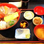 藤浪 - 海鮮丼（ご飯大盛り・無料）￥2200
      厚切りのお刺身は地物の魚から定番のマグロなどで構成。十二分に堪能できます！