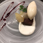 ahill - ランチＢ ５５００円。フォンダンショコラ 洋梨のソルベ。チョコレートの旨味を軸にした構成です。濃厚な味わいと洋梨が良い相性です（╹◡╹）（╹◡╹）