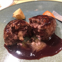 ahill azabu - ランチＢ ５５００円。フォワグラ入りハンバーグ。赤身のお肉、フォワグラ、ソースが相まって、とーっても美味しかったです（╹◡╹）（╹◡╹）