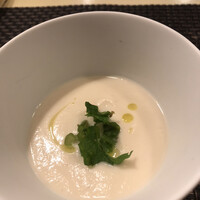 ahill azabu - ランチＢ ５５００円。蕪のポタージュ。ただ者ではないスープです。蕪の風味を活かした、優しい味わいのポタージュで、とーっても美味しかったです（╹◡╹）（╹◡╹）。もう一杯欲しい。。。（笑）
