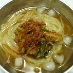韓国食品センター 麻布第一物産 - 買った冷麺にキムチ合体！