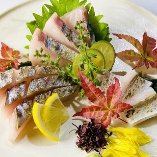 鱼是神奈川，五岛，爱媛，串本产地直送等，来自全国各地。