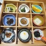 Sumihei - 朝食：朝食：おかず（青菜お浸し、青菜胡麻和え、鰯の煮付け、ちりめん山椒、胡麻豆腐、もろみ味噌、とろろいも、海苔佃煮）